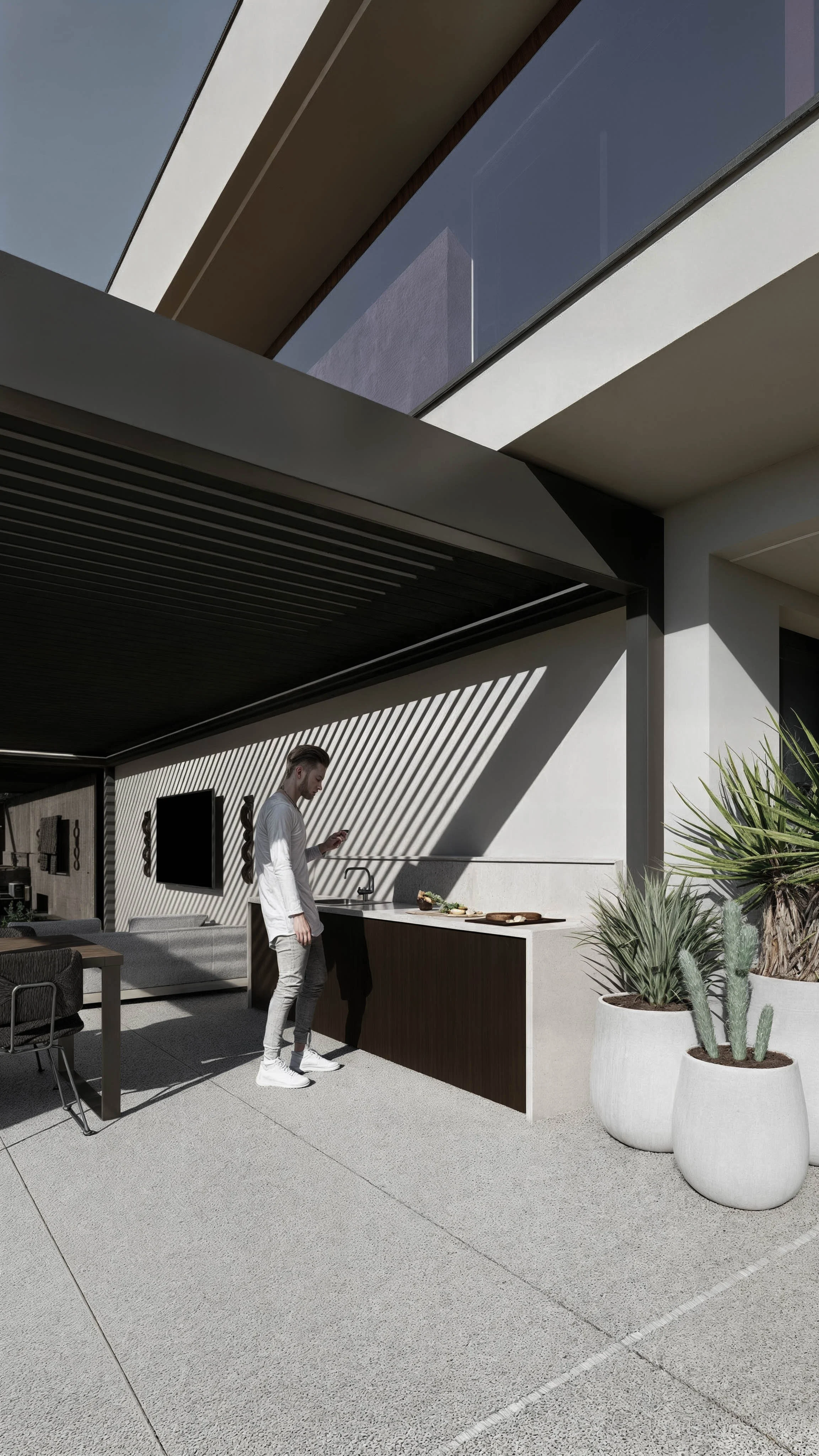 Duży ogród przy stawie