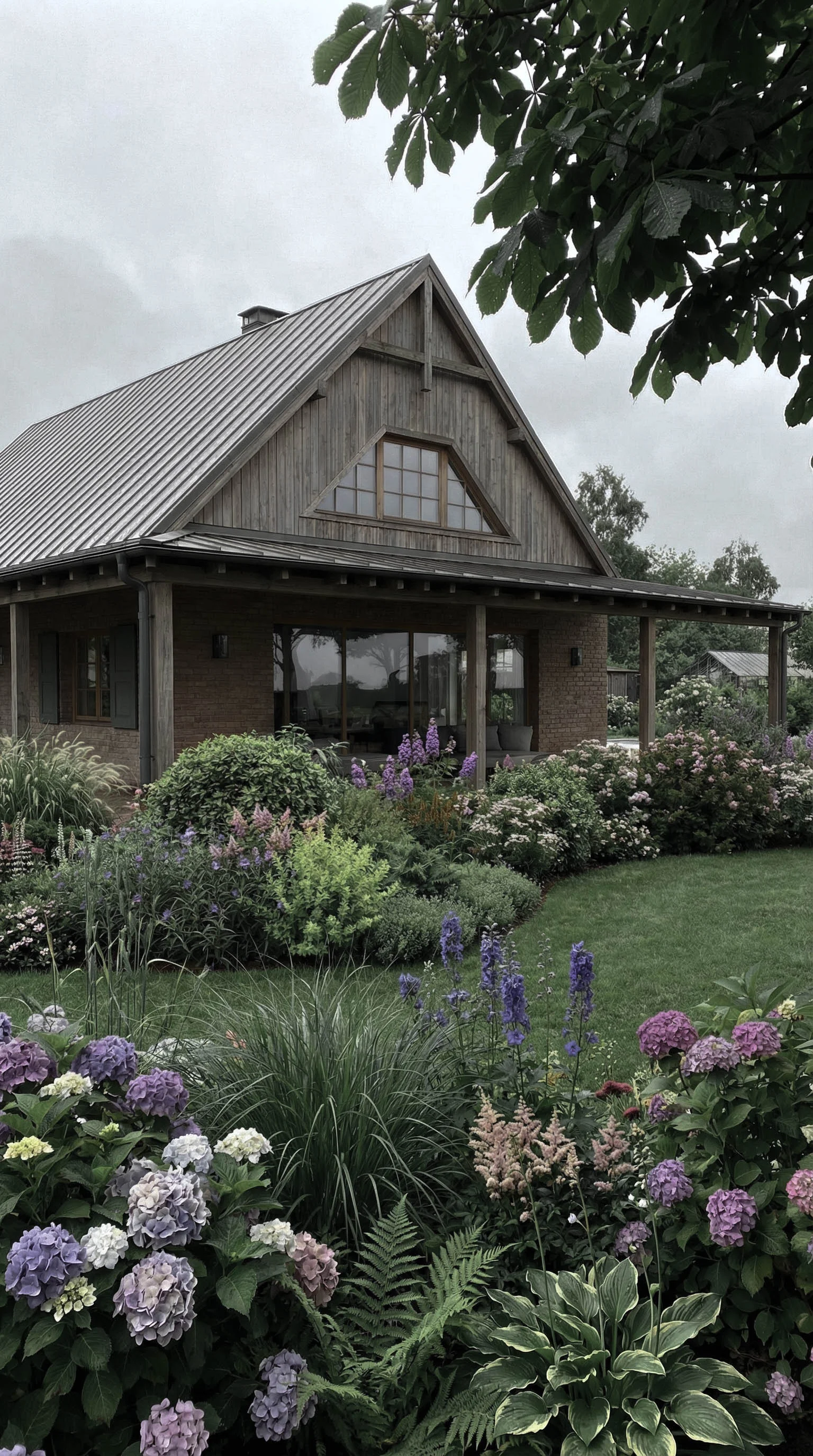 Urokliwa wiejska chatka z ogrodem